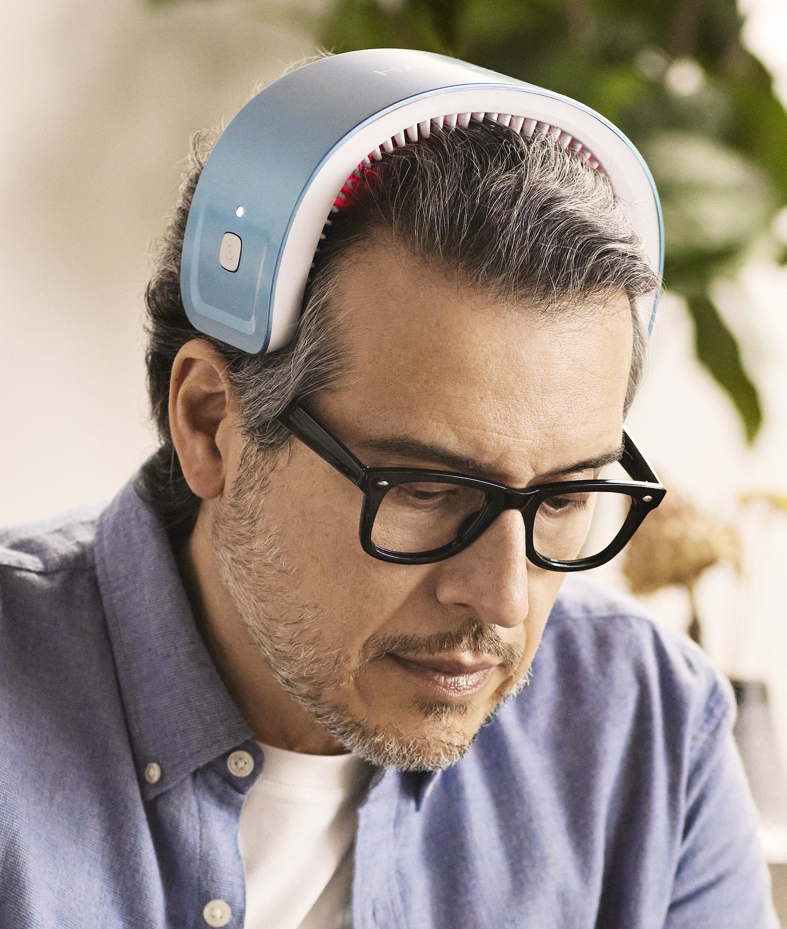 Mann med HairMax LaserBand 82 Comfort Flex på hodet